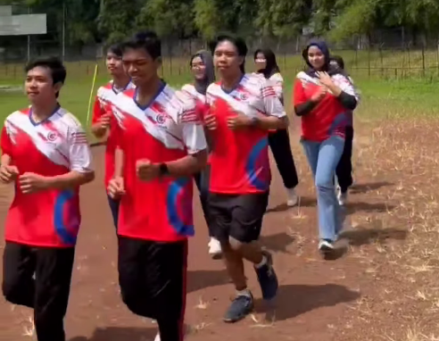 Siswa sedang berlari dalam latihan fisik