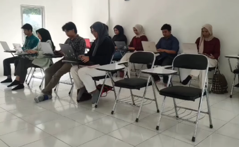 Siswa sedang berdiskusi di kelas